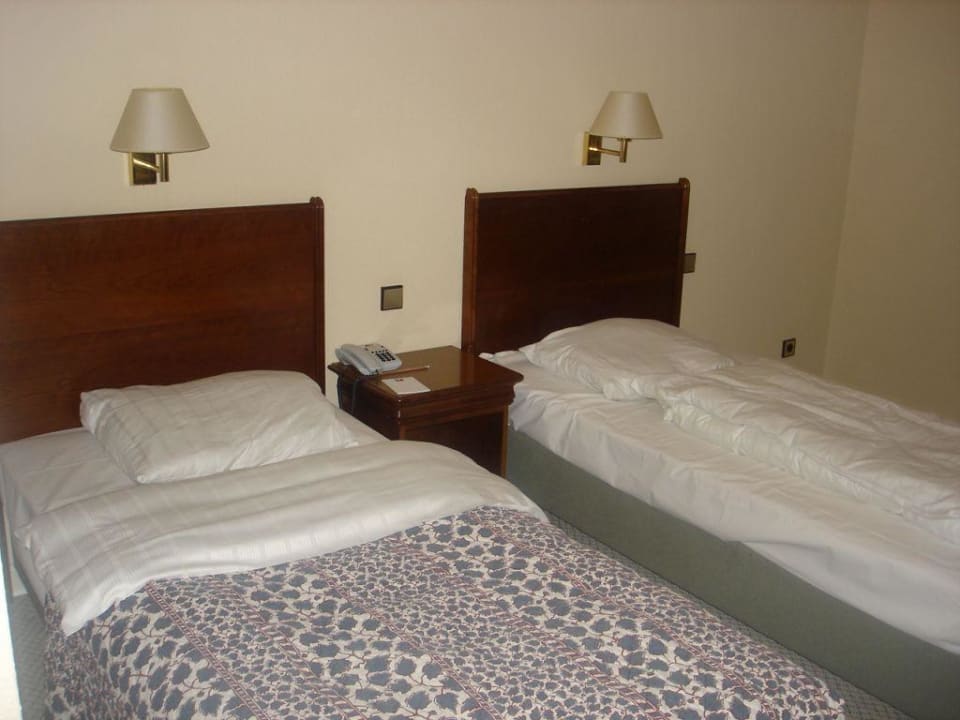 Die Betten im Hotelzimmer Leonardo Hotel Hamburg-Stillhorn