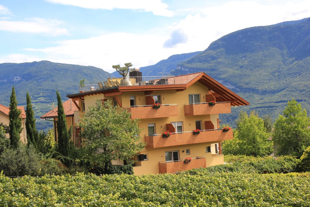 Rückansicht mit Dachterrasse. Gasthof Hotel Terzer