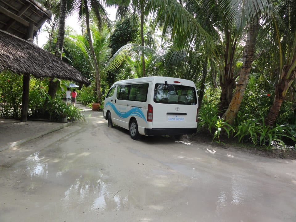 Insel Bus nach Regen  Kuramathi Maldives