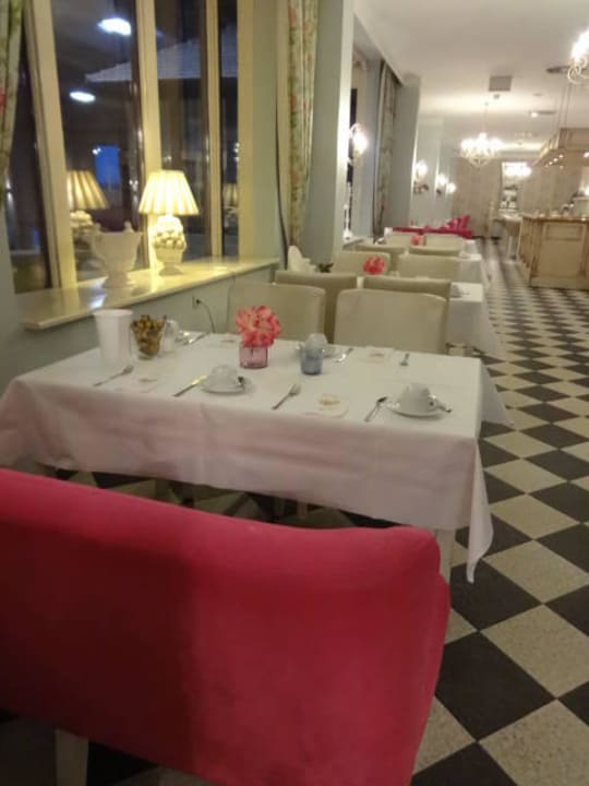 Rosa Restaurantbereich ;-) Van der Valk Resort Linstow