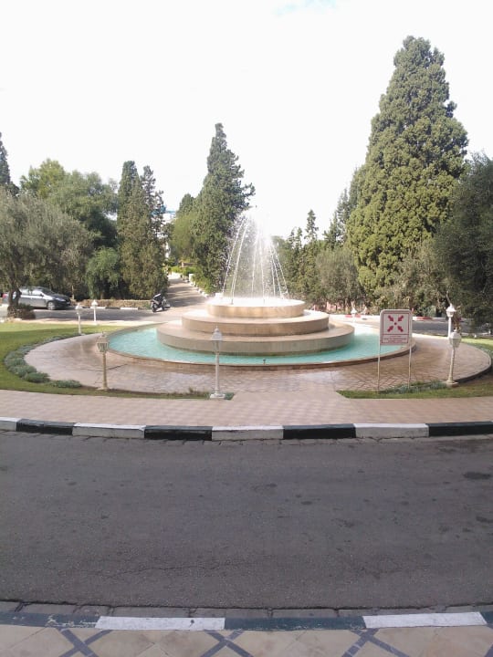 Vor dem Eingang Marhaba Royal Salem