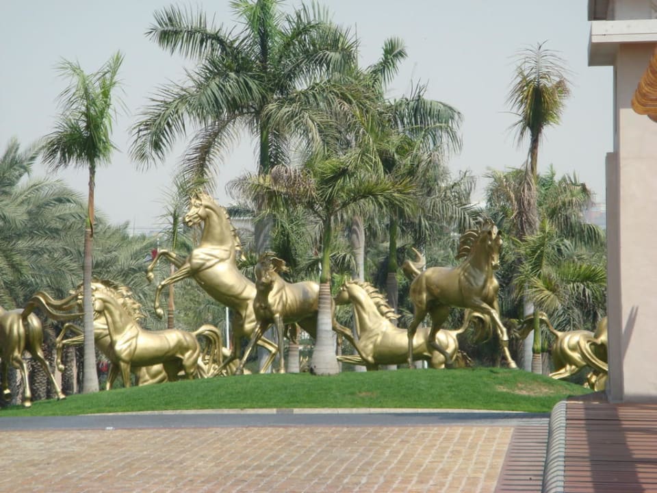 Zufahrt mit glodenen Pferden geschmückt Jumeirah Al Qasr