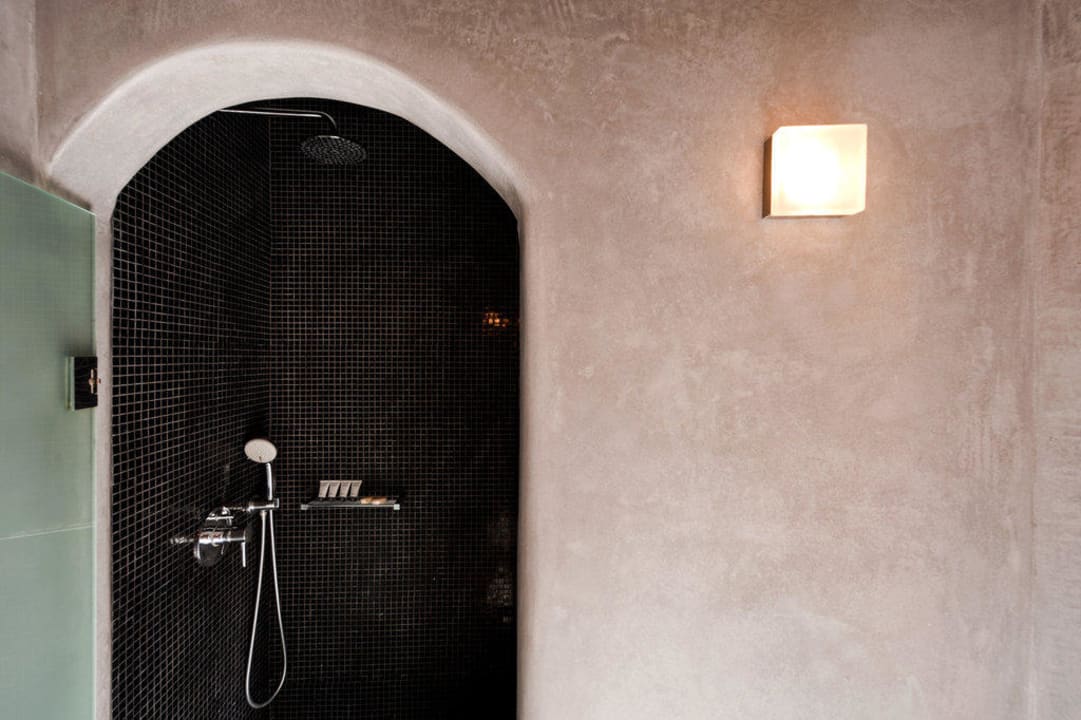 Honeymoon room bathroom Regina Mare