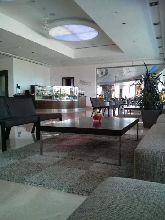 Blick aus der Lobby zur Jazz Bar Chamada Prestige Hotel & Spa