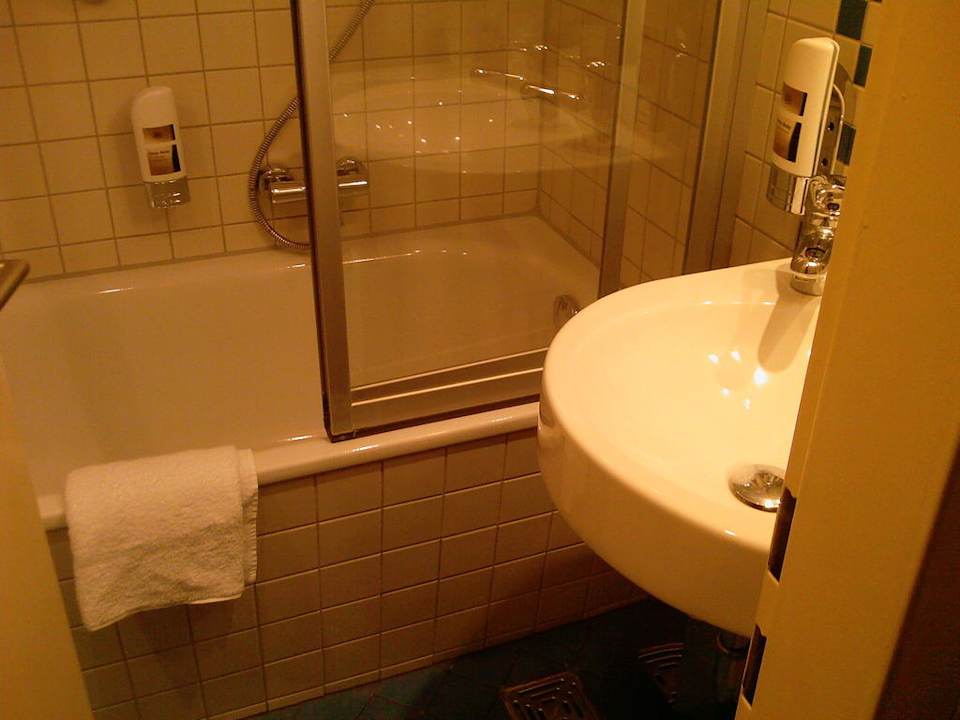 Zimmer 16 - Badezimmer Wanne Hotel Prinzregent by Centro Comfort