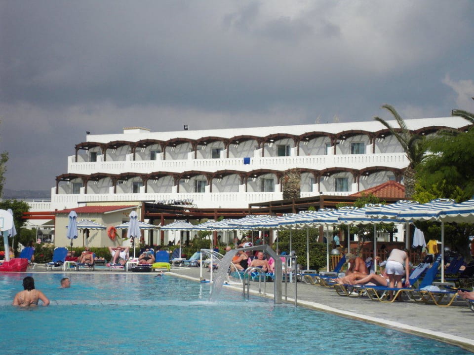 Pool mit Haupthaus im Hintergrund Hotel Sun Palace