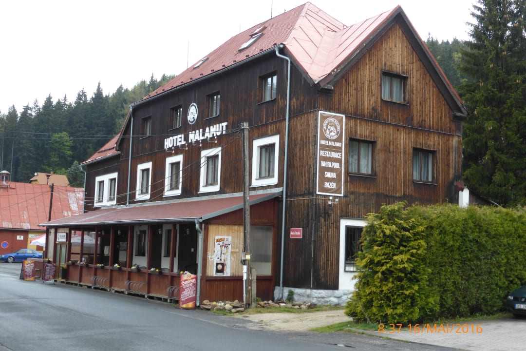 Hotel von der Straße aus gesehen Hotel Malamut