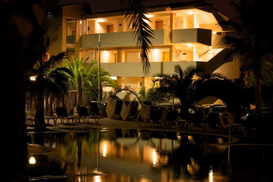 Blick auf den Pool am Abend - vom Balkon aus Valentin Somni Hotel & Suites