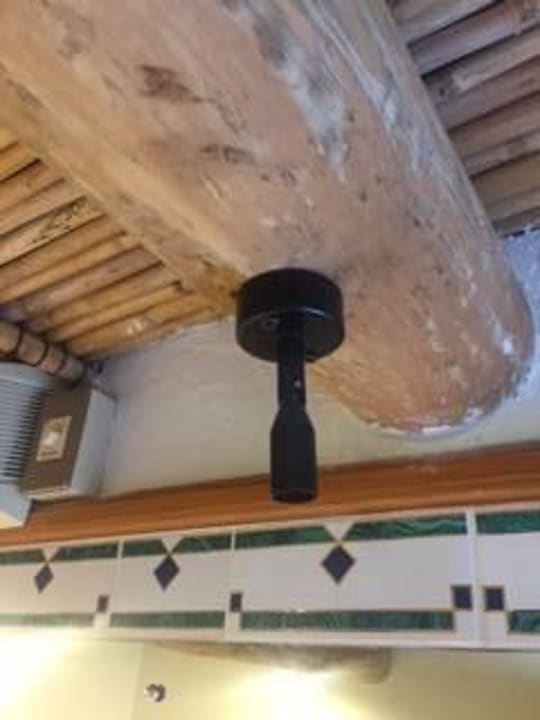 Kaputte Lampe und verdreckter Dachbalken Grande Roche Hotel