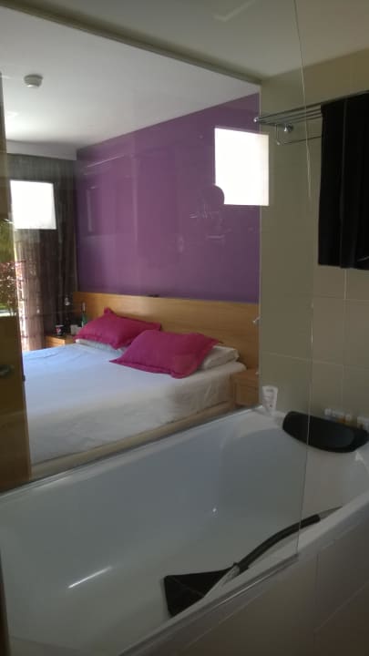 Wanne mit Glaswand zum Schlafzimmer R2 Romantic Fantasia Suites - Adults only