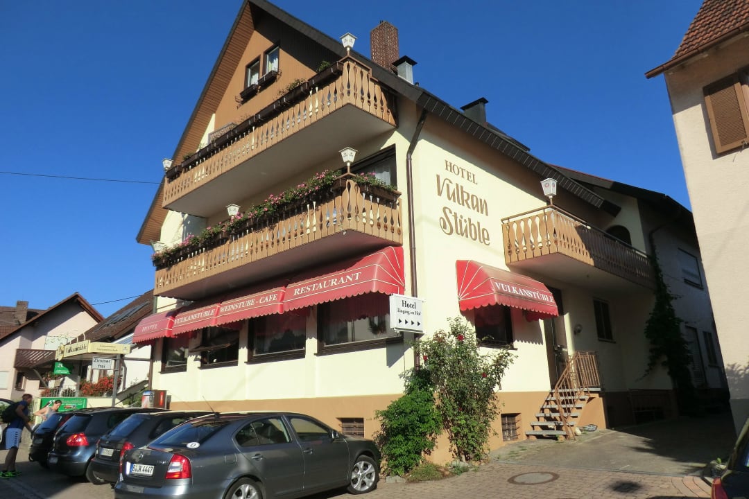 Parkplätze sind vor dem Haus vorhanden. Hotel Vulkanstüble