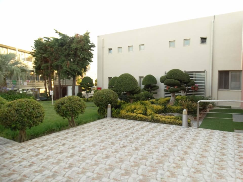 Po wyjściu z recepcji w kierunku basenu dla dzieci Blue Lagoon Resort