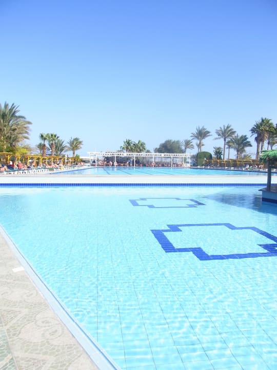 Hauptpool und Pool mit Bar Arabia Azur Resort