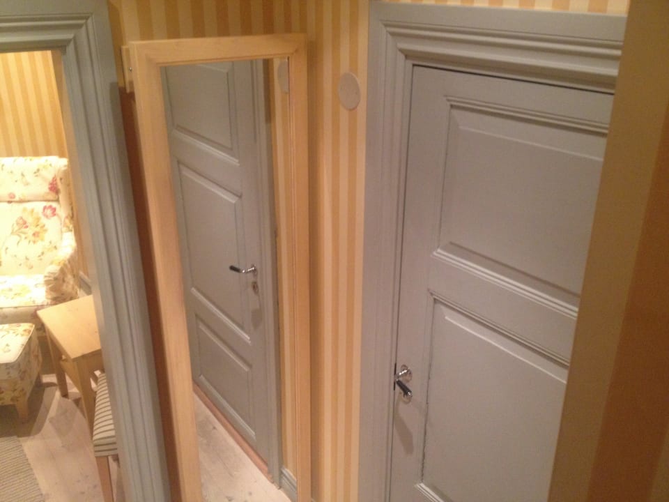 Flur mit Spiegel und Tür ins Bad Best Western Hotel Royal