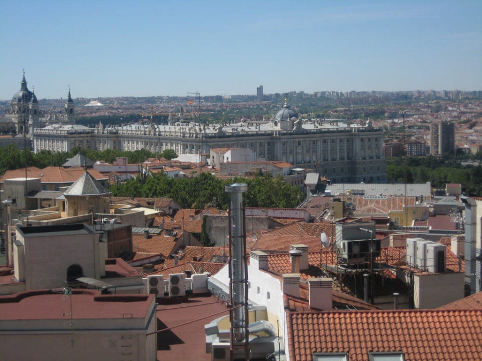 Blick von der Dachterrasse auf den Königspalast Senator Gran Vía 70 Spa Hotel