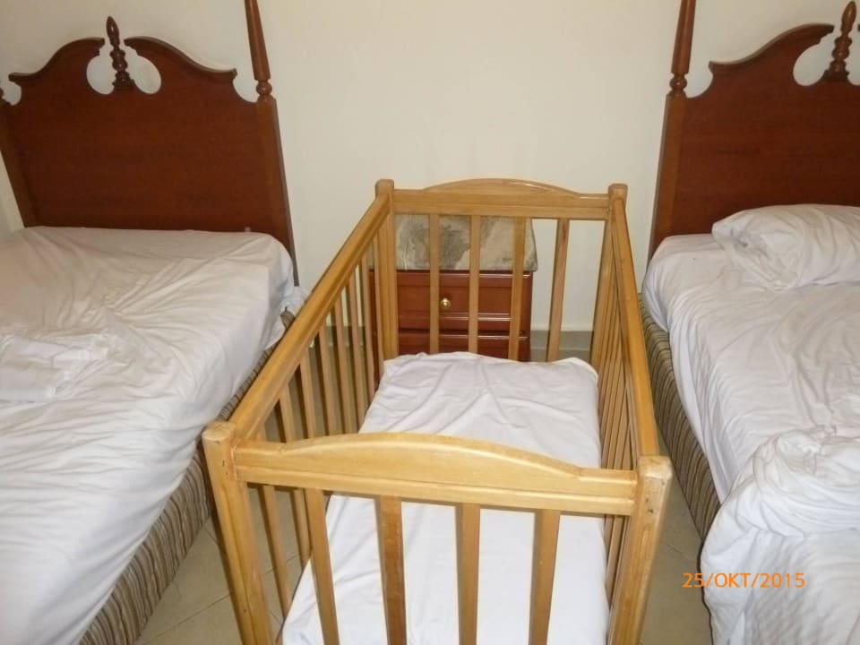Kinderschlafbereich mit Babybett Titanic Beach Spa & Aqua Park