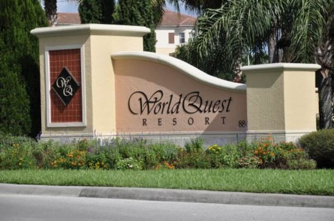 Einfahrt zum Hotel WorldQuest Orlando Resort