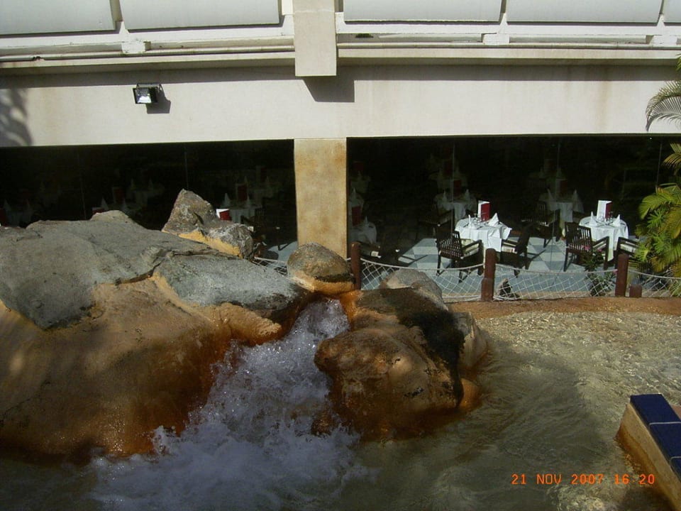 Wildbach mit Wasserfall vor dem Speisesaal Tabaiba Princess