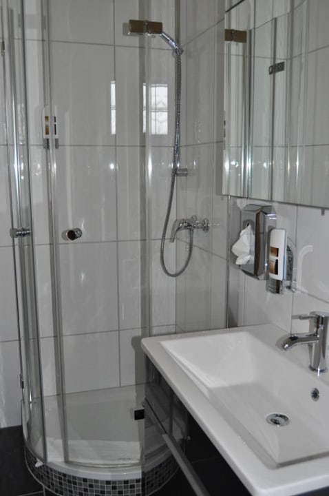 Dusche und Waschbecken Seehotel Gut Dürnhof