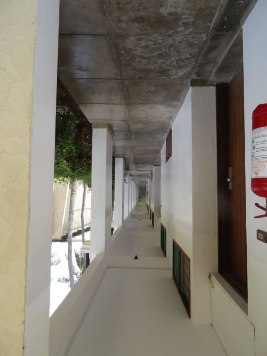 Gang vor den Zimmern Bahari Beach Hotel