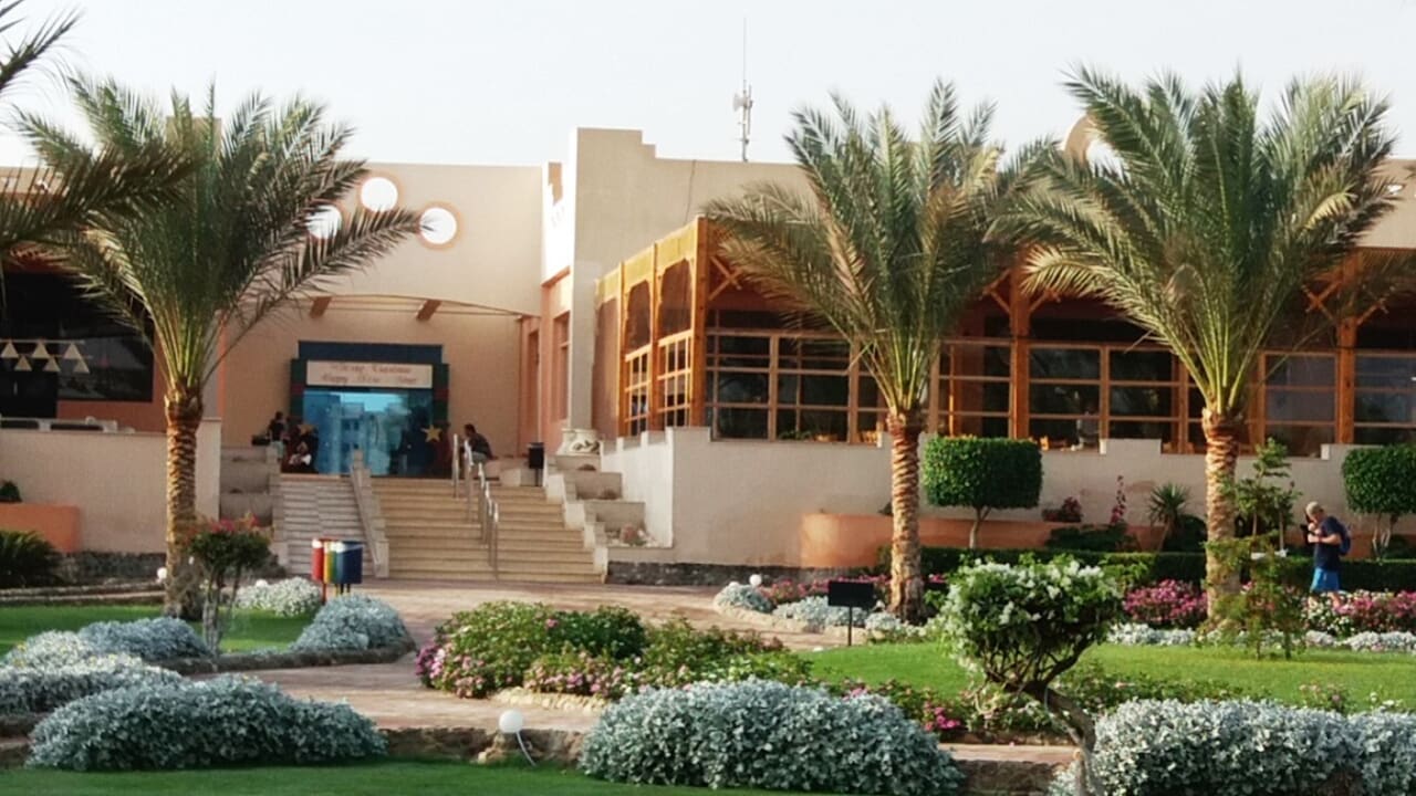 Blick vom Garten auf Restaurant und Eingang zur Rezeption Three Corners Sea Beach Resort