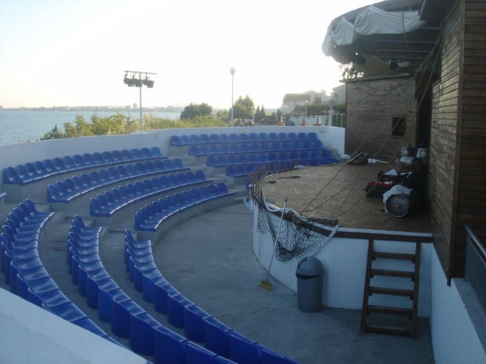 Das kleine Theater des Hotel Hotel Sineva Beach