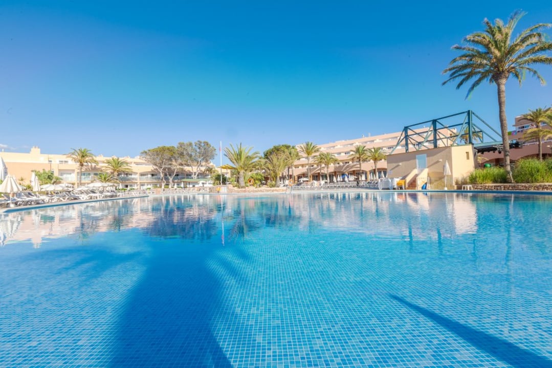 Pool Sirenis Seaview Country Club