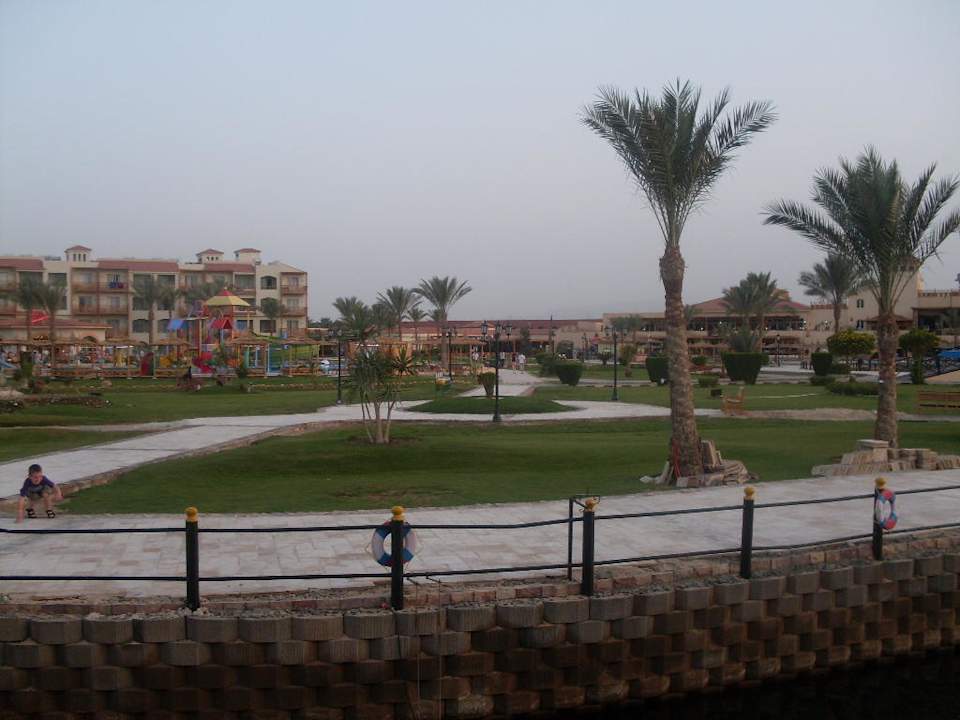 Garten mit Palmen Pickalbatros Dana Beach Resort - Hurghada