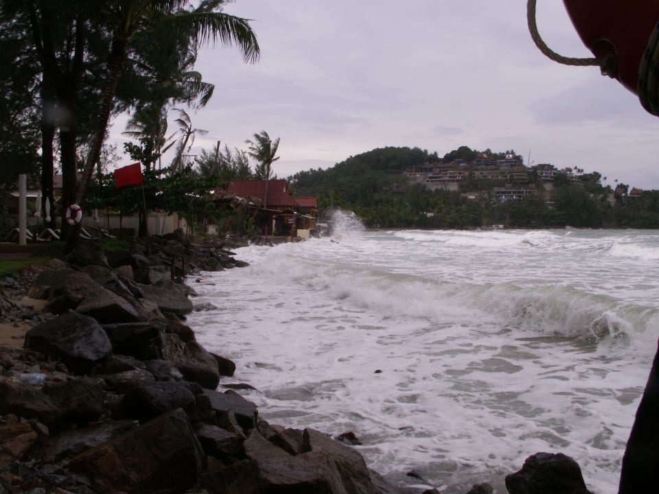 Sonniger "Strand" bei Flut in der Regenzeit Best Western Premier Bangtao Beach Resort & Spa