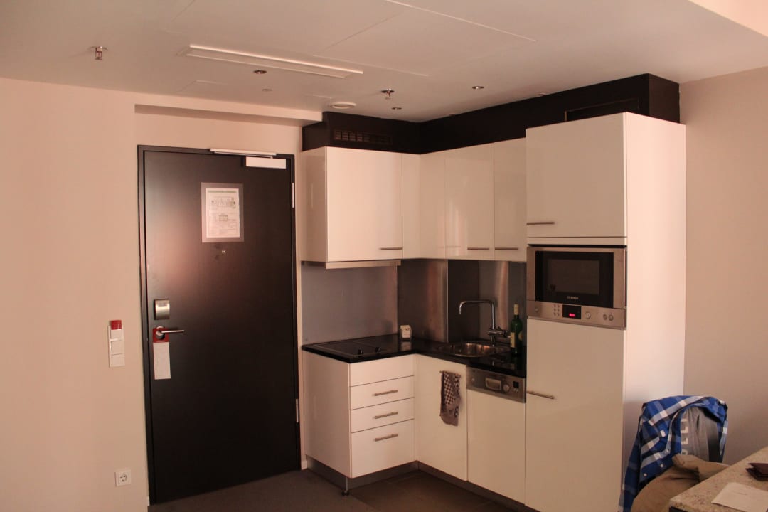 Küche mit Kühlschrank Adina Apartment Hotel Frankfurt Neue Oper