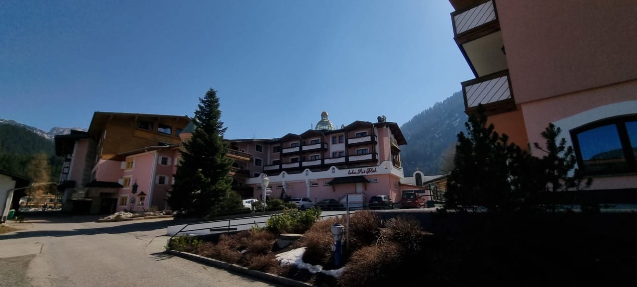Außenansicht Wellnesshotel ...liebes Rot-Flüh