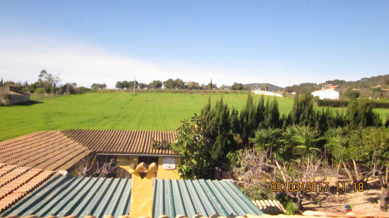 Blick vom Balkon auf Garten, Feld + Landstraße Finca Cas Pec