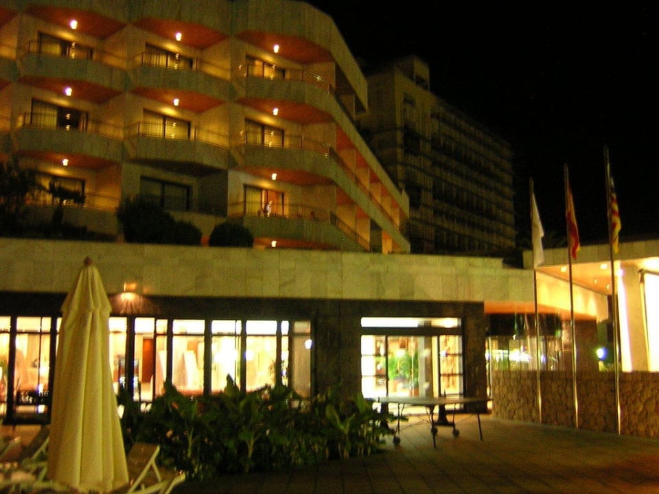 Außenansicht bei Nacht Hotel Serrano Palace