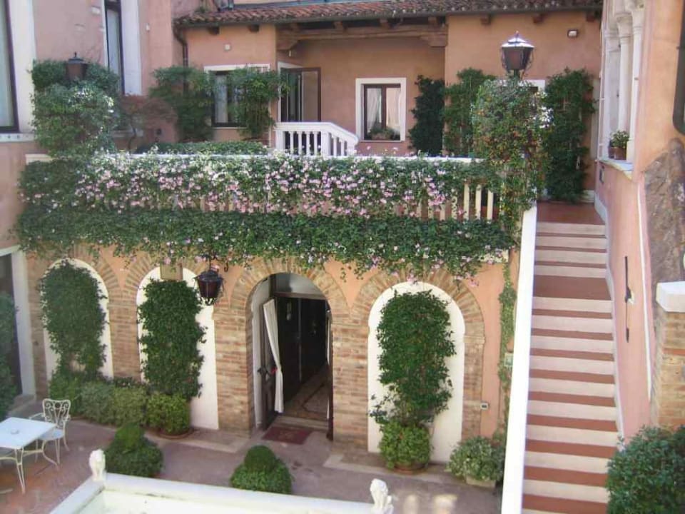 Blick auf den Innenhof Hotel Giorgione