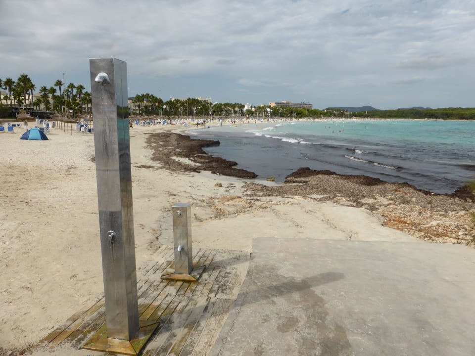 Neue Duschen am Strand Hipotels Mediterraneo Club