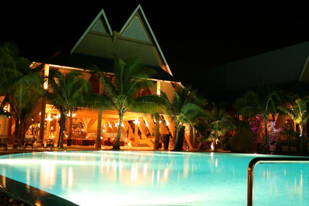 Pool und Lobby Nachts Victoria Beachcomber Resort & Spa