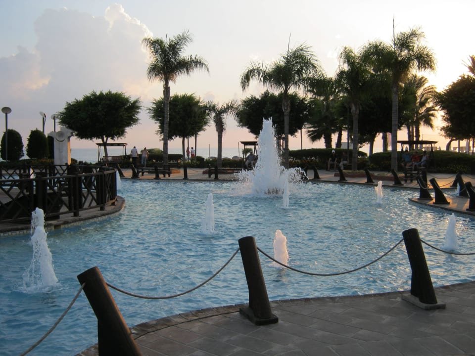 Gartenanlage mit große Springbrunnen  Gardenia Hotel