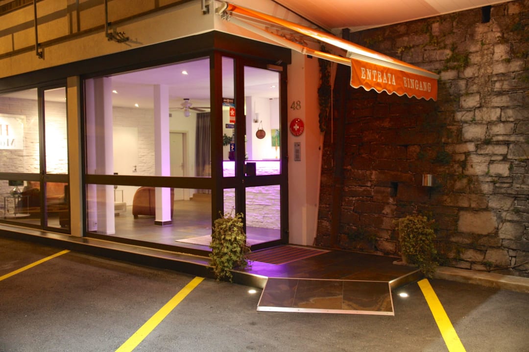 Eingang am Abend Hotel Garni Morettina