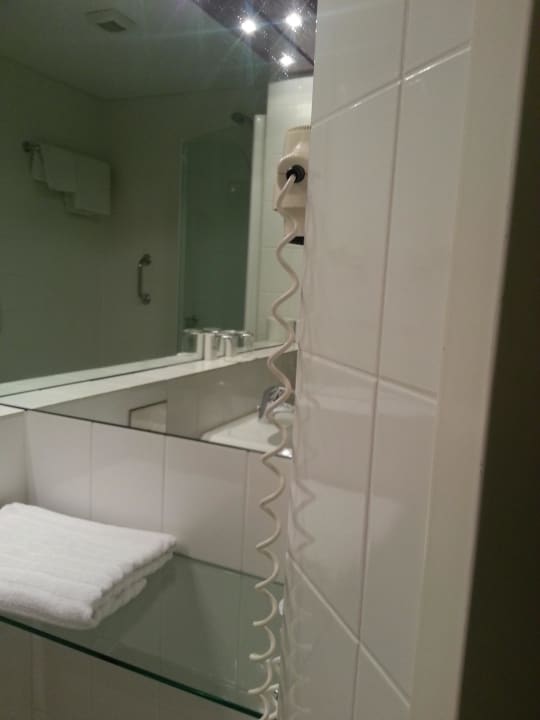 Bad mit vielen Ablagemöglichkeiten Best Western Raphael Hotel Altona