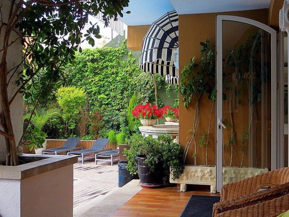 Gemütliche, überdachte Terrasse am Pool The 15 th Boutique Hotel