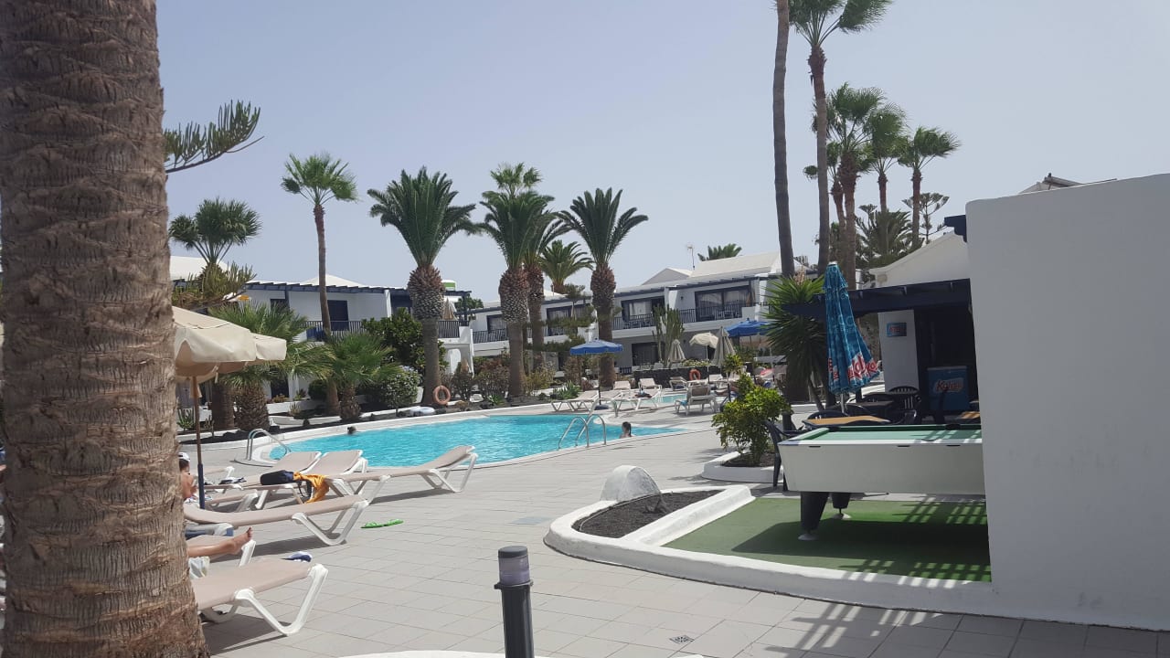 Poolbereich mit ausreichend Liegen und viel Grün Bungalows & Appartements Playamar