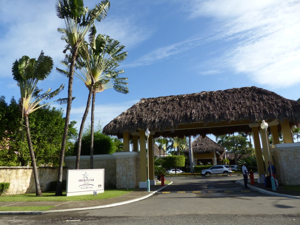 Hauptzufahrt des Hotels. Stets bewacht. Iberostar Waves Costa Dorada