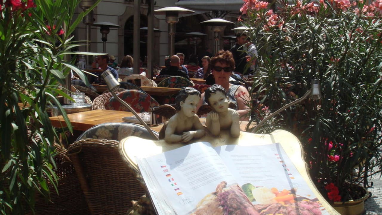 Engel von vorne mit Speisekarte Hotel U Prince