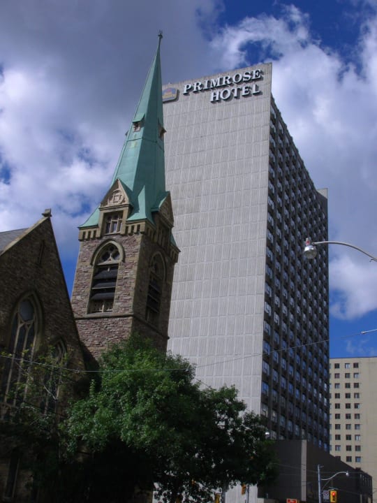 Von der gegenüberliegenden Straßenseite Parkside Student Residence