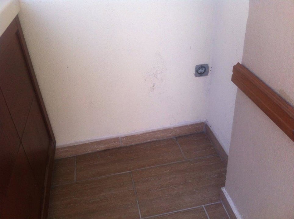 Offene, ungeschützte Steckdosen! Hotel Serra Park