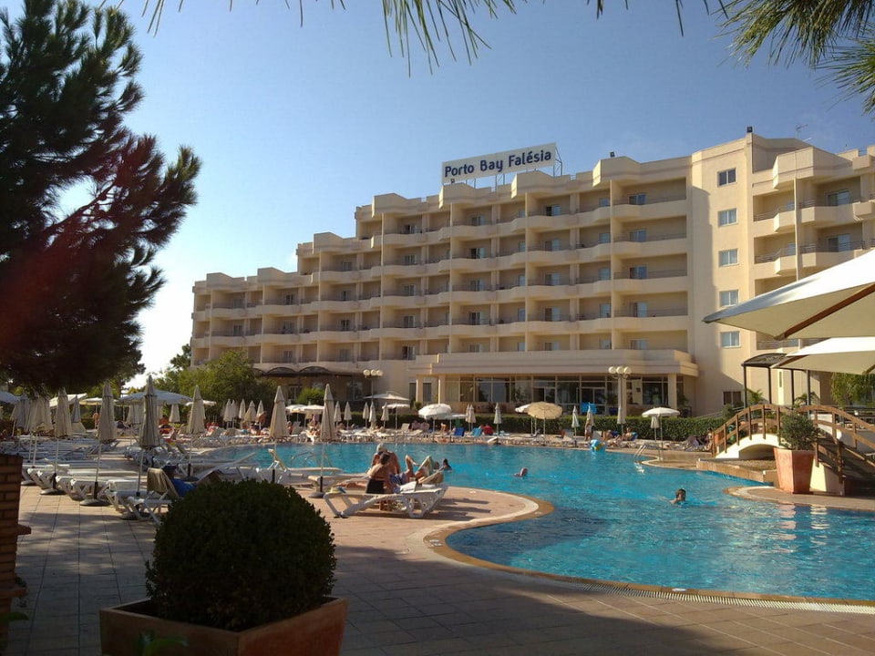 Blick von der Poolbar aufs Hotel PortoBay Falésia