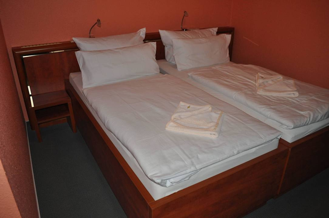 Bett mit kleiner Aufmerksamkeit Hotel an der Therme