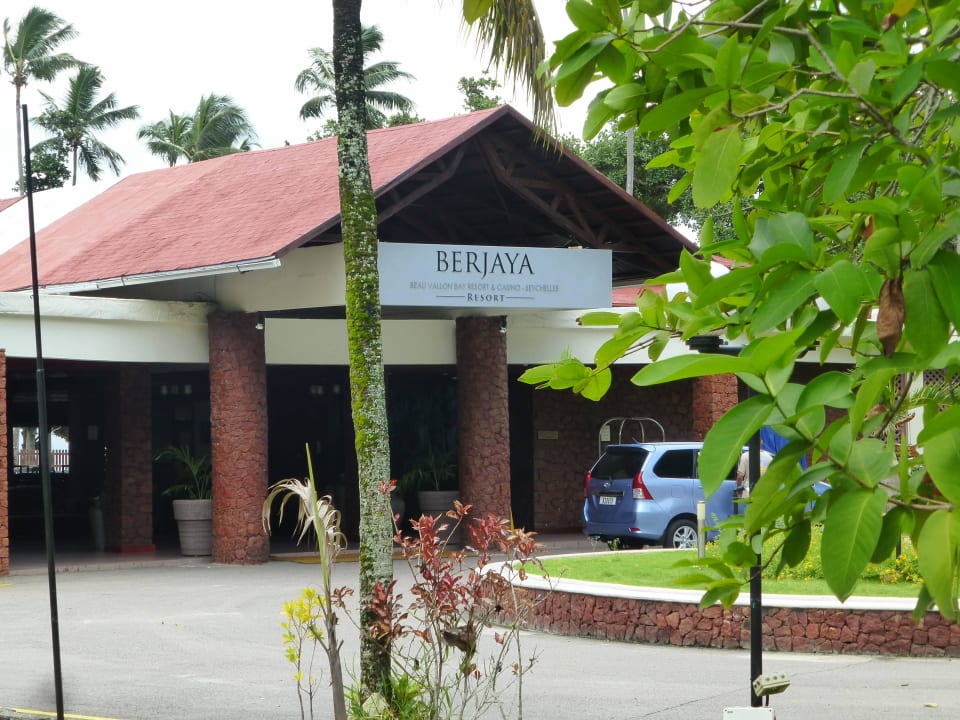 Hoteleingang u.Zufahrt Berjaya Beau Vallon Bay Resort & Casino