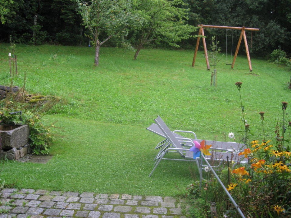 Wiese mit Schaukel und Terrasse Landhaus Korte