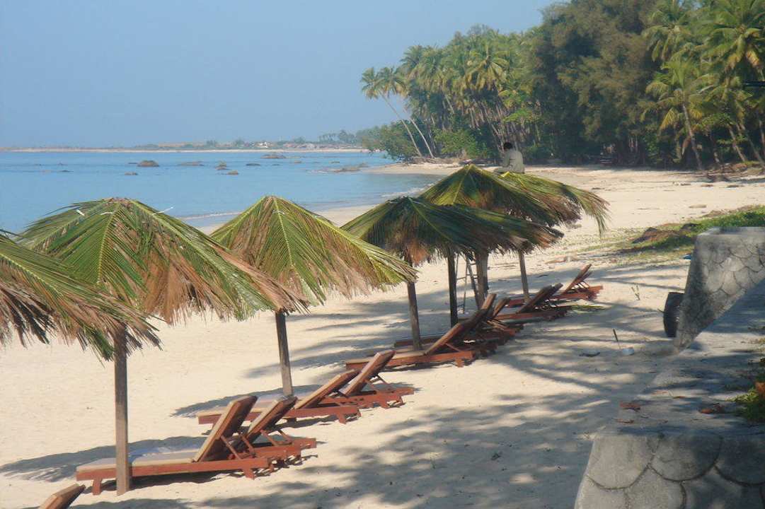 Liegen am Hotelstrand Hotel Amazing Ngapali Resort